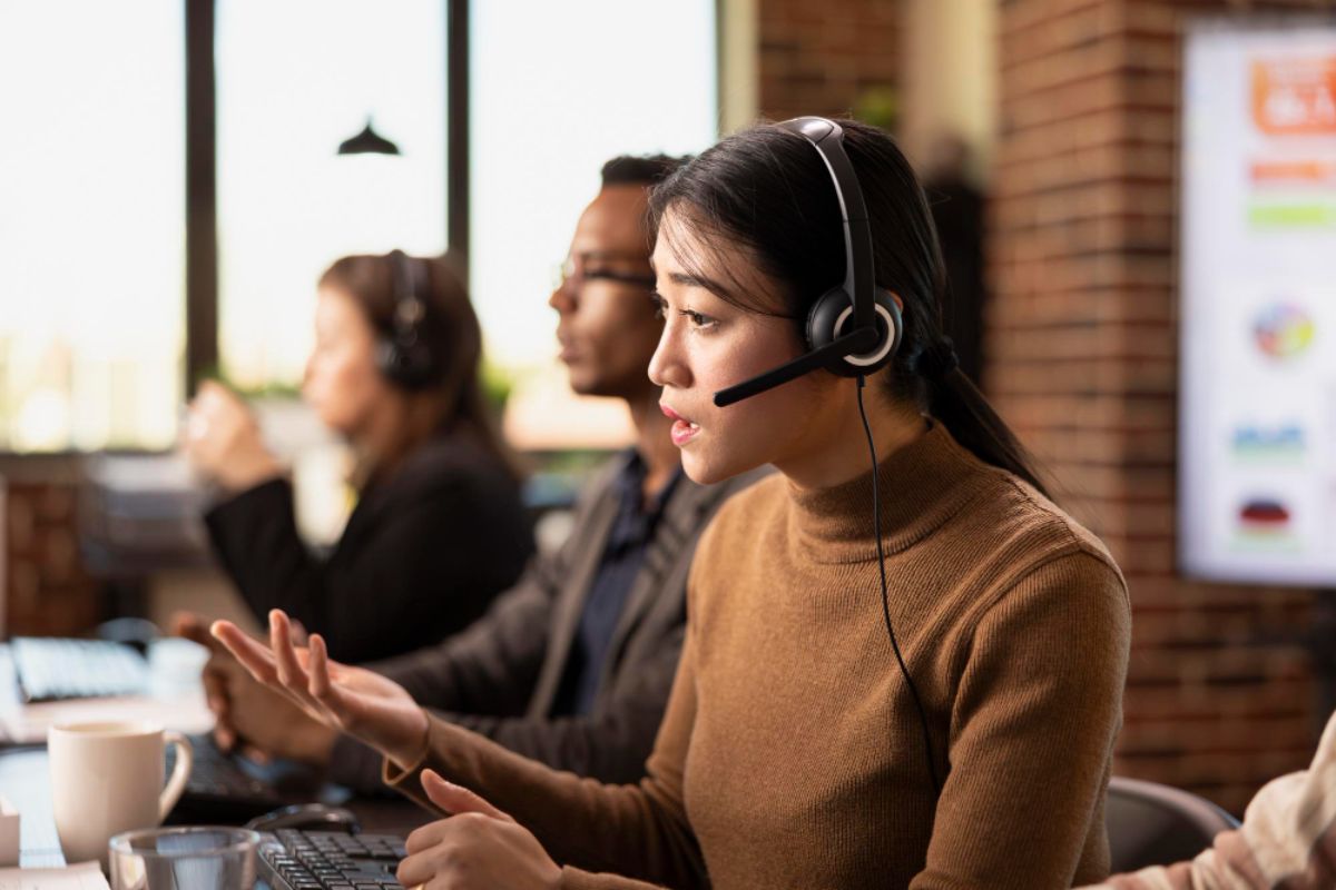 A customer service rep having difficulty without proper business management system