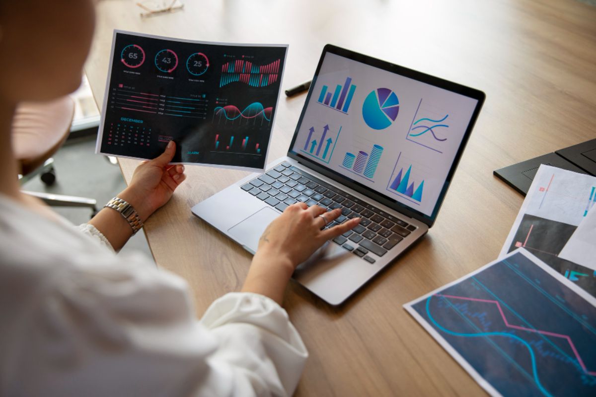 An accountant using the dahsboard of her accounting system to make reports