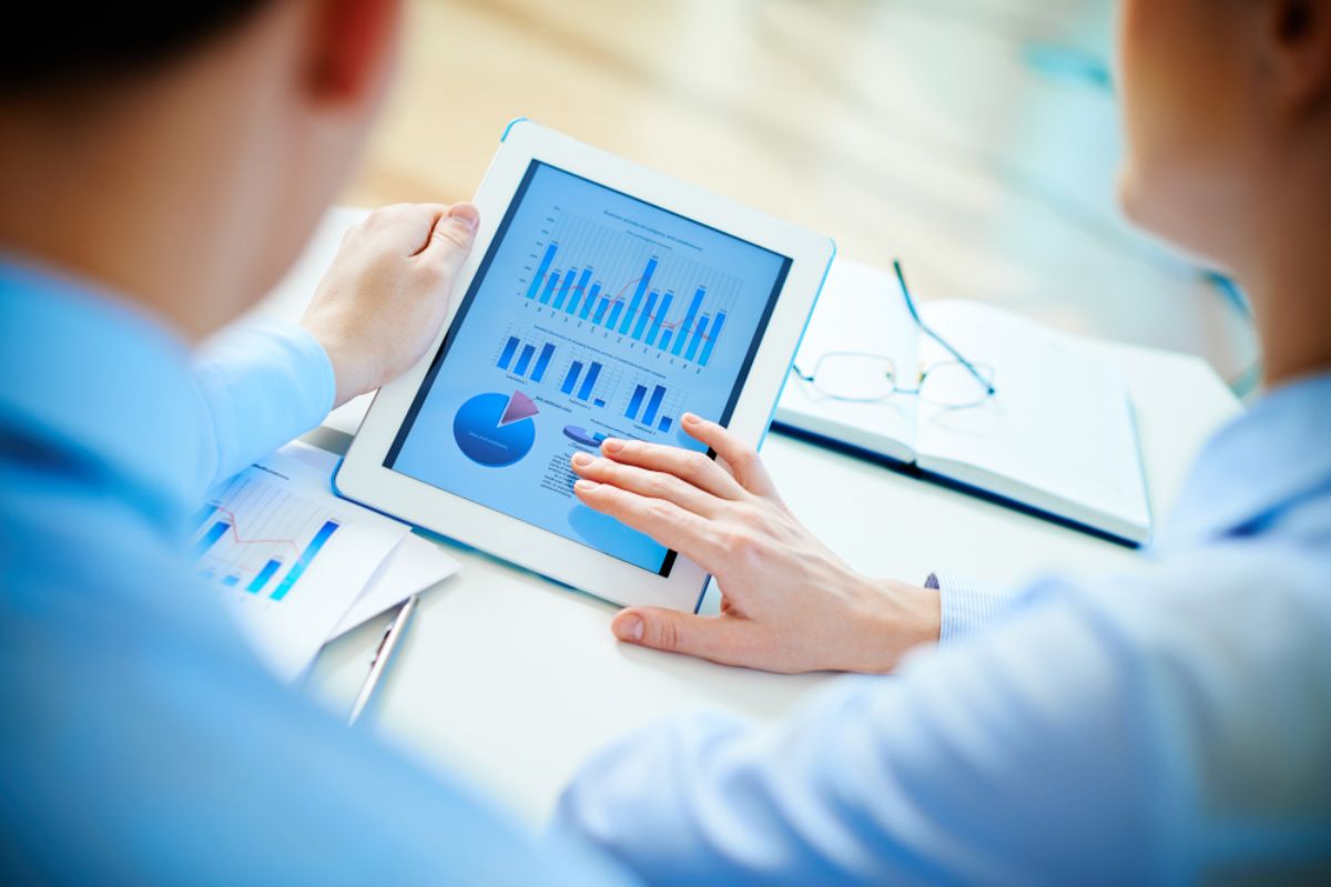 Reporting made easy with the help of data anayltics on business mangement software