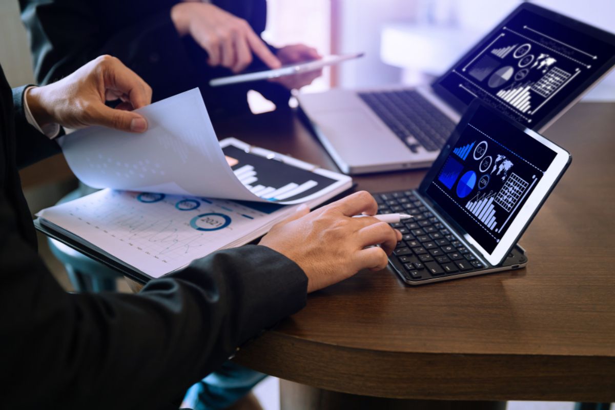 A team reviewing tbhe numbers with the help of digital accounting systems