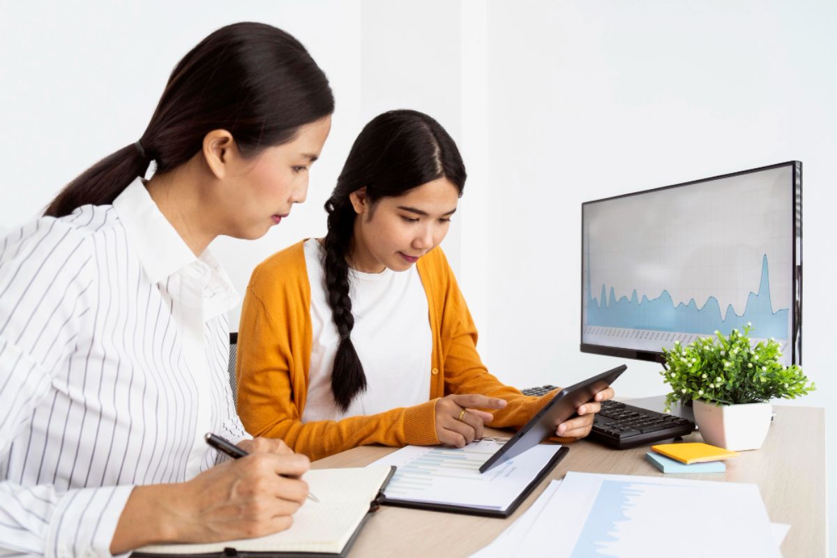 Two women taking a look at the accounting system of the digital platform 