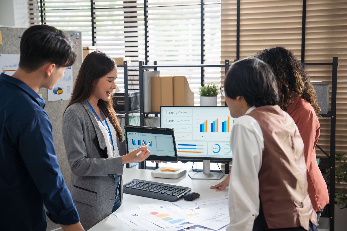 A team discussing what SAP B1 end of support means