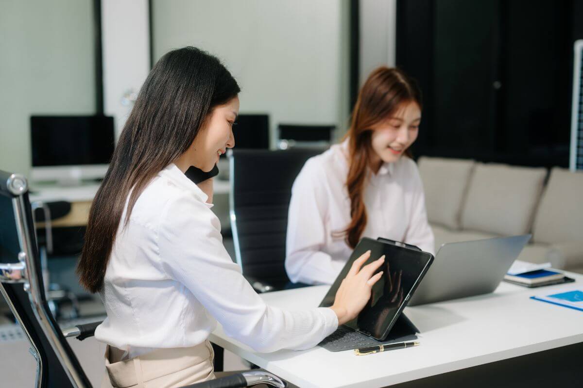 employees using inventory management software to measure performance