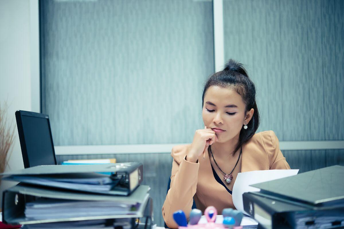 employee in office with no operational efficiency