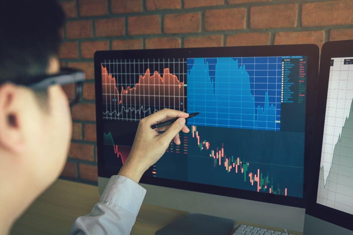 employee using an erp in monitor